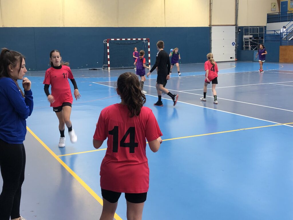 Les benjamines filles de 6eme et 5ème ont joué un championnat de district aujourd'hui à St Pol de Léon. 💪
