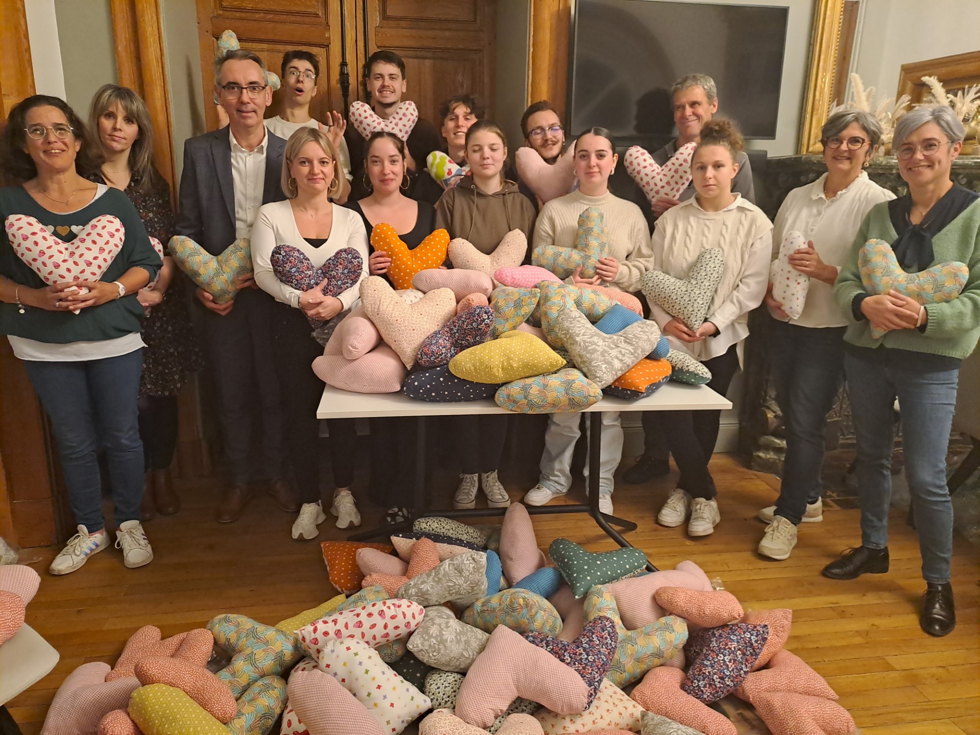 Les étudiants TISF remettant les coussins coeurs à l'association de la Ligue contre le cancer