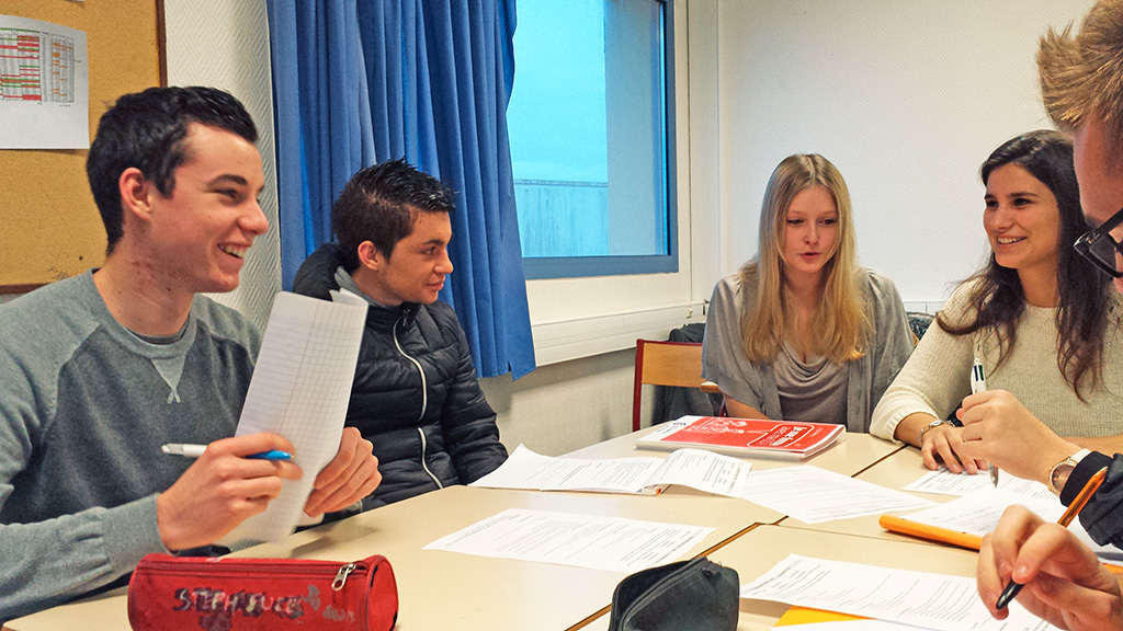 Travail groupe en classe élèves BTS NDRC négociation digitalisation relation client commerce vente enseignement supérieur Charles de Foucauld Brest Groupe scolaire Estran