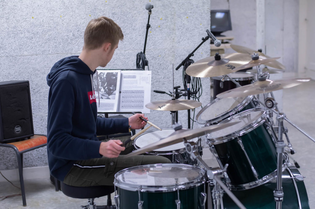 Adolescent jeune garçon qui joue de la batterie sciences techniques théâtre musique danse S2TMD bac lycée enseignement supérieur Fénelon groupe scolaire Estran Brest