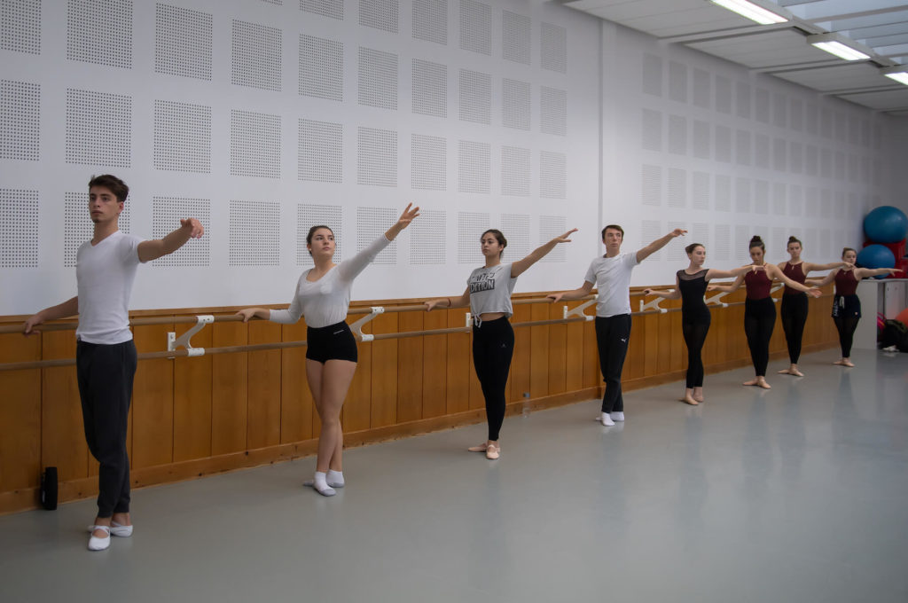 Lycéens adolescents qui dansent sciences techniques théâtre musique danse S2TMD bac lycée enseignement supérieur Fénelon groupe scolaire Estran Brest