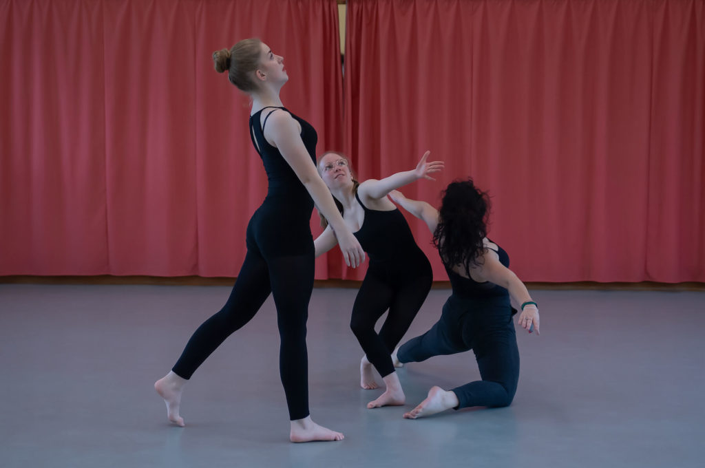 Adolescentes qui dansent trio danseuses sciences techniques théâtre musique danse S2TMD bac lycée enseignement supérieur Fénelon groupe scolaire Estran Brest