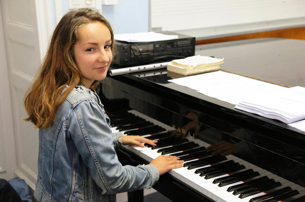 Jeune fille au piano musicienne Sciences techniques théâtre musique danse S2TMD bac lycée enseignement supérieur Fénelon groupe scolaire Estran Brest