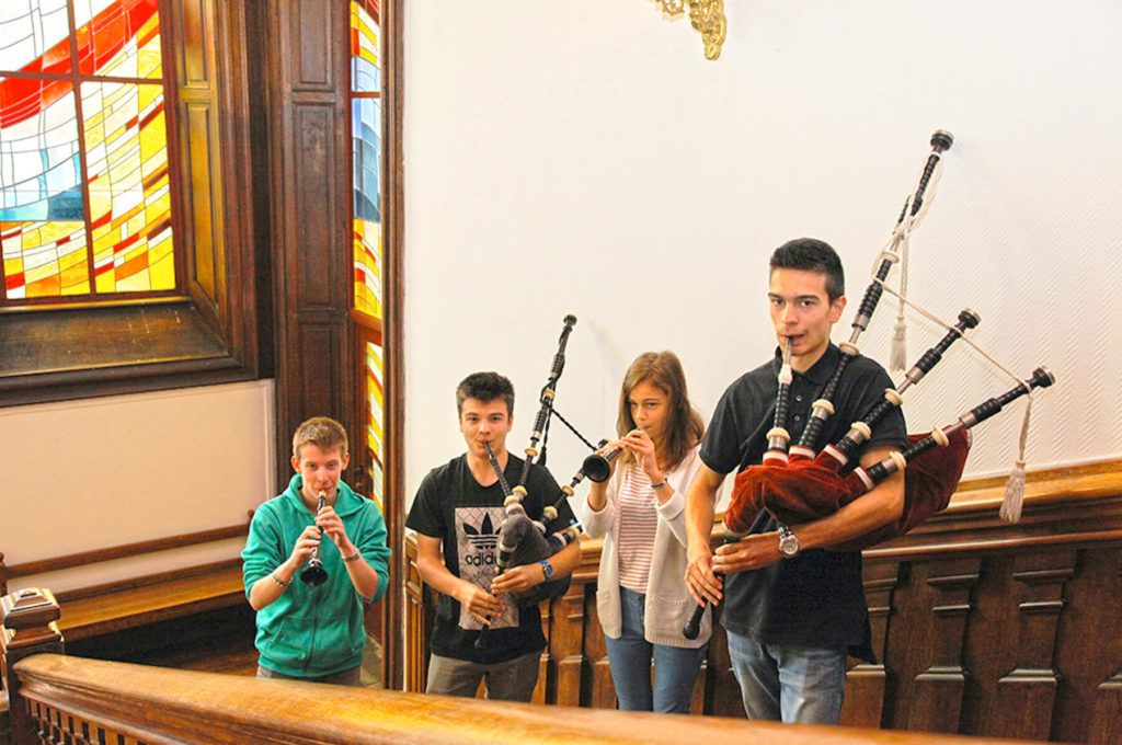 Élèves adolescents musiciens dans des escaliers cornemuses instruments Sciences techniques théâtre musique danse S2TMD bac lycée enseignement supérieur Fénelon groupe scolaire Estran Brest