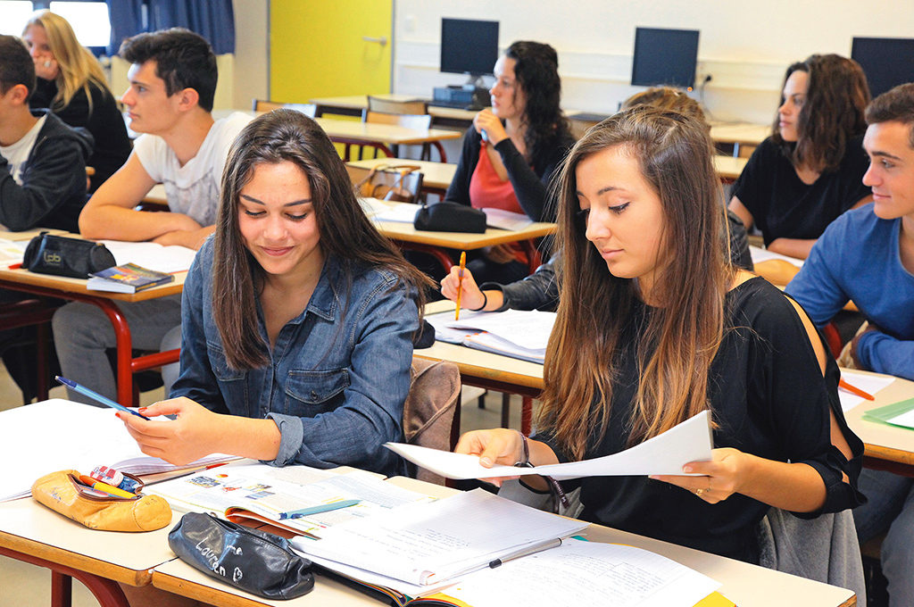 Élèves en classe attentifs apprentissage série Sciences et Technologies du Management et de la Gestion STMG communication information lycée Charles de Foucauld Brest Groupe scolaire Estran
