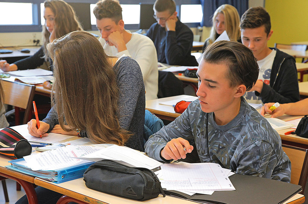 Élèves cours professeurs cahiers série Sciences et Technologies du Management et de la Gestion STMG communication information lycée Charles de Foucauld Brest Groupe scolaire Estran