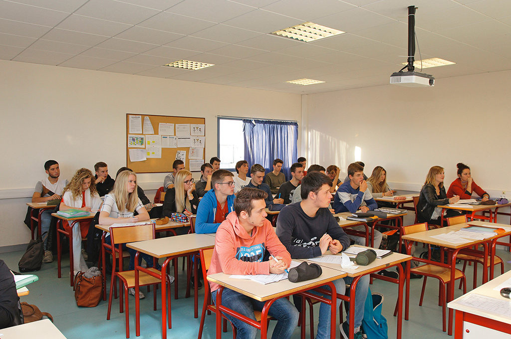Salle de classe série Sciences et Technologies du Management et de la Gestion STMG communication information lycée Charles de Foucauld Brest Groupe scolaire Estran