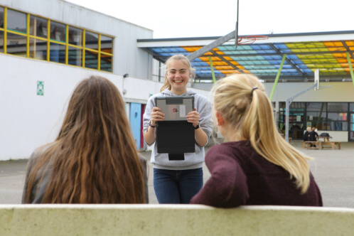 Élèves se photographiant dans la cour du lycée éducation enseignement apprentissage seconde première terminale STL STMG lycée Charles de Foucauld Brest Groupe scolaire Estran