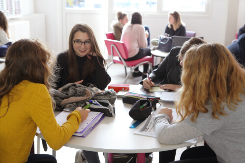 Élèves salle pause discussion souriants Éducation enseignement apprentissage seconde première terminale STL STMG lycée Charles de Foucauld Brest Groupe scolaire Estran