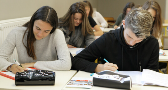 Élèves en classe bac baccalauréat Sciences et Technologies du Management et de la Gestion STMG communication information lycée Charles de Foucauld Brest Groupe scolaire Estran 