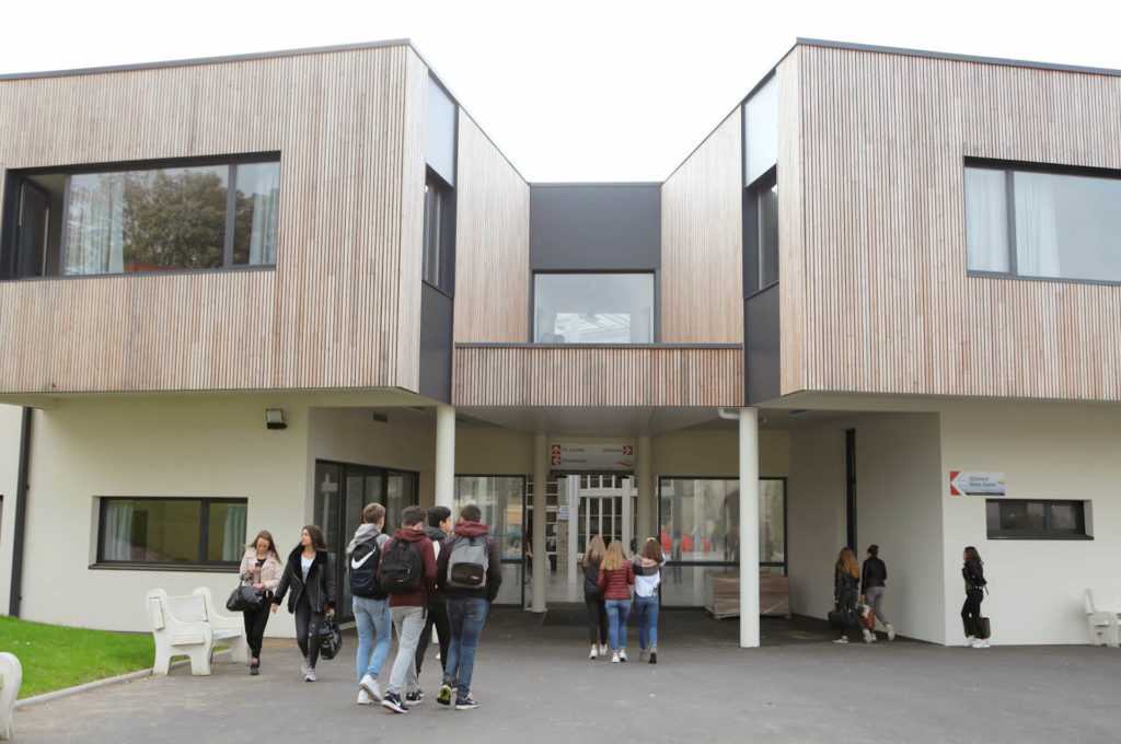 Entrée du lycée Fénelon Brest adolescents groupes d'élèves lycéens éducation enseignement scolarité enseignement supérieur groupe scolaire Estran Brest