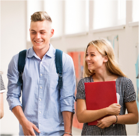 Adolescents lycéens portant cahiers dans couloirs éducation enseignement scolarité Fénelon lycée enseignement supérieur groupe scolaire Estran Brest