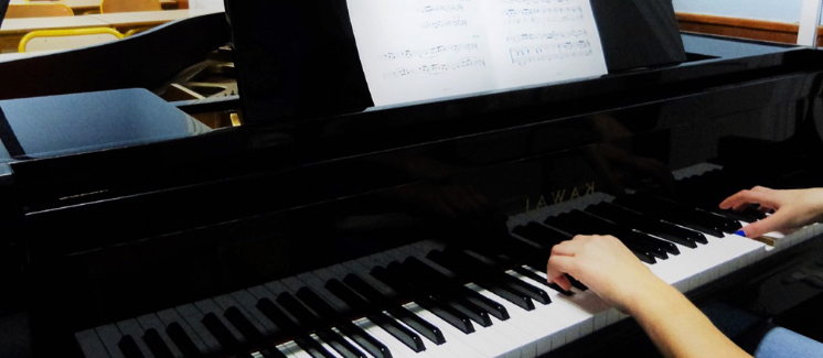 Mains sur un piano musicien instrument Sciences techniques théâtre musique danse S2TMD bac lycée enseignement supérieur Fénelon groupe scolaire Estran Brest