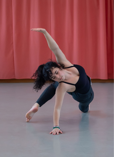 Jeune fille qui danse adolescente danseuse Sciences techniques théâtre musique danse S2TMD bac lycée enseignement supérieur Fénelon groupe scolaire Estran Brest