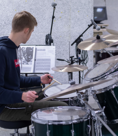 Adolescent qui joue de la batterie musicien Sciences techniques théâtre musique danse S2TMD bac lycée enseignement supérieur Fénelon groupe scolaire Estran Brest
