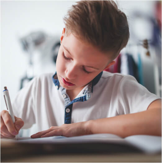 Élève petit garçon en classe cahier cours éducation enseignement école Charles de Foucauld Brest