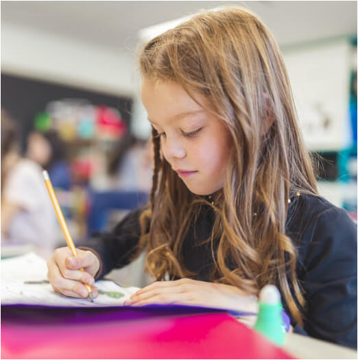 Petite fille en classe cahier style école Charles de Foucauld Brest