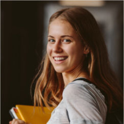 Adolescente souriante lycéenne école éducation enseignement cahiers classes Charles de Foucauld Brest
