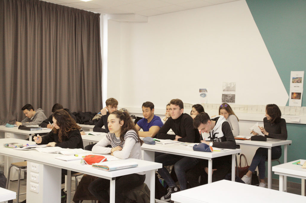 Élèves en classe éducation enseignement apprentissage seconde première générale technologique terminale STL STMG lycée Charles de Foucauld Brest Groupe scolaire Estran