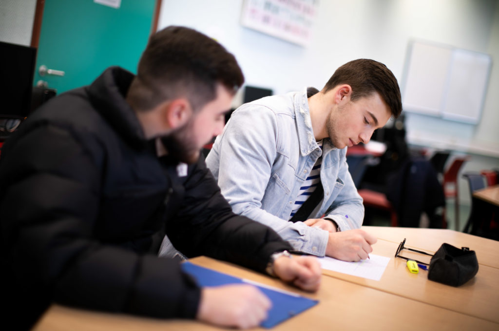 Travail en classe élèves éducation enseignement apprentissage seconde première générale technologique terminale STL STMG lycée Charles de Foucauld Brest Groupe scolaire Estran