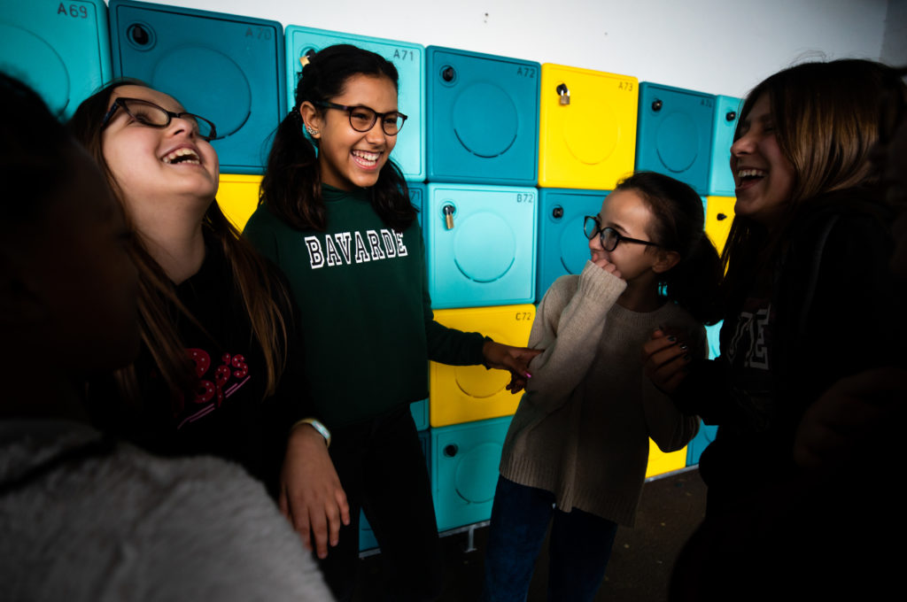 Élèves souriants devant des casiers école collège lycée Charles de Foucauld Brest enseignement éducation © MarcGlenPhotographie