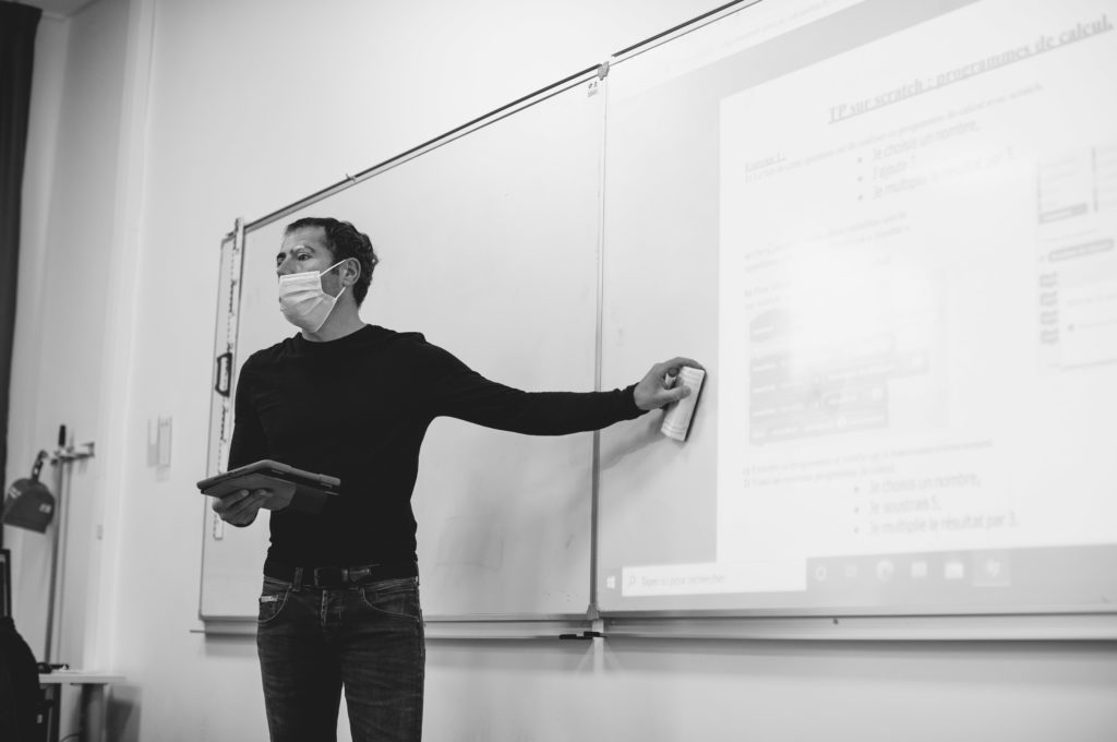 Professeur au tableau éducation enseignement apprentissage seconde première générale technologique terminale STL STMG lycée Charles de Foucauld Brest Groupe scolaire Estran