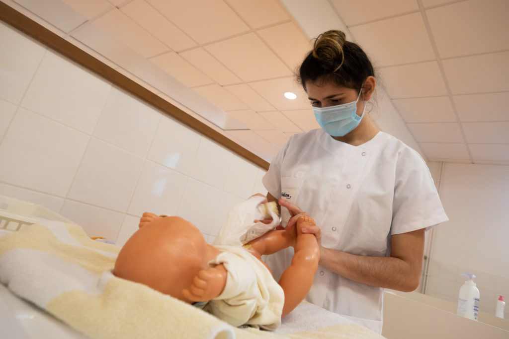 Jeune fille change bébé nourrisson Bac pro Accompagnement soins et services à la personne (ASSP) Estran Brest